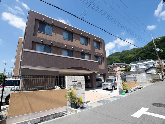 茶色の建物の外観 外観 清潔感のある外観は、広々とした入口が特徴で、開放的な雰囲気を持っています。訪れる方々を温かく迎えるための配慮が見られます。