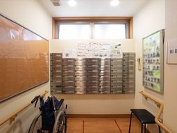 郵便物入れがある廊下
