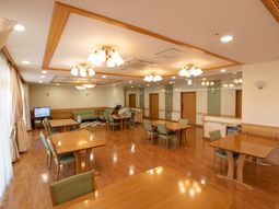 明るく広々とした食堂