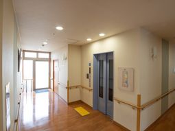 明るく清潔な廊下