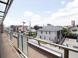 都市景観と空が見渡せるバルコニー