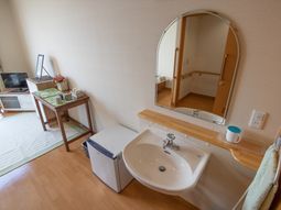 居室内の洗面台とミラー