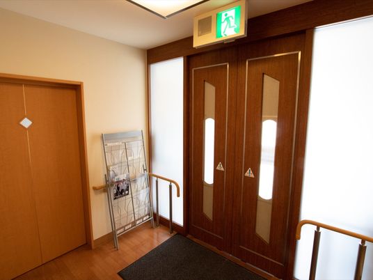 温もりのある廊下の扉