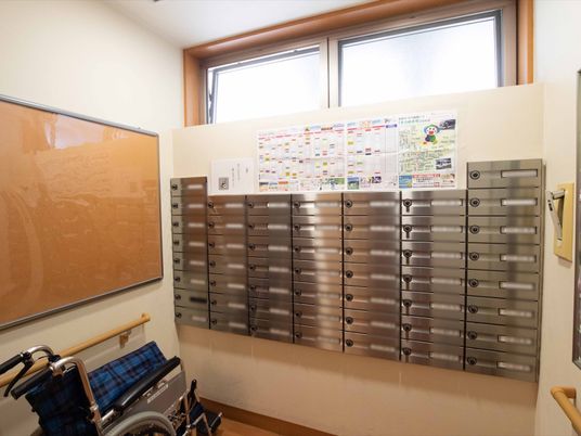 郵便物用ロッカー並ぶ壁面