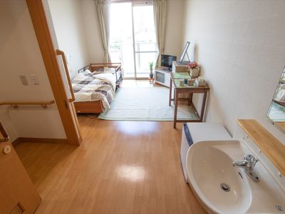 明るい個室の居室