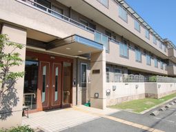 明るいエントランス外観