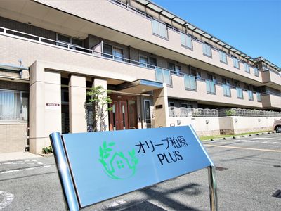 ケア施設の明るい外観