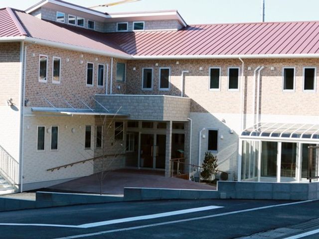 外観 外観 自然光が溢れる開放的な建物は、快適な空間を提供します。働きやすい環境が整っています。