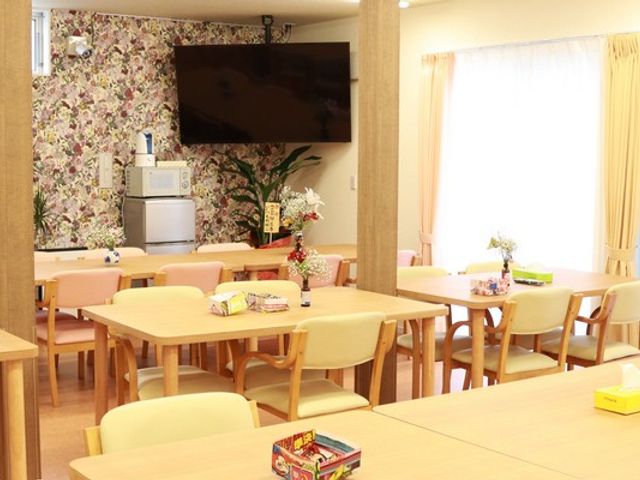 明るい部屋のダイニングルーム ダイニングルーム 自然光が差し込む広々としたダイニングの空間です。快適に過ごせるよう設計されています。