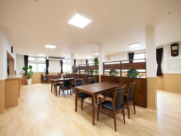 明るい食堂の内観