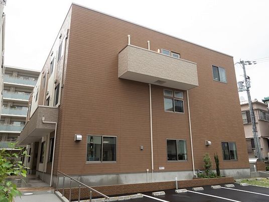 茶色い外壁の建物外観