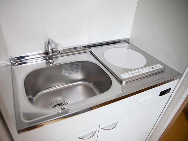 清潔な洗面台と電磁調理器 キッチン 使い勝手の良い洗面台には、手軽に料理ができる電磁調理器も備え付けられています。快適な日々のサポートを考えた設備となっております。