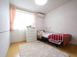 明るい居室の一角