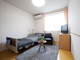 明るい個室の居室