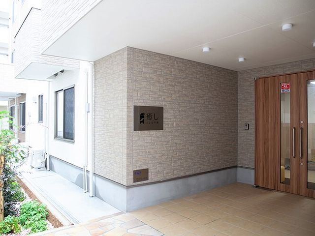 エントランスの外観 玄関 ゆったりとした出入口はバリアフリーに配慮されており、新しい職場としての快適性を備えています。