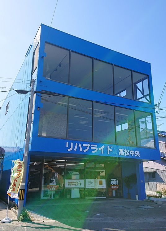 青い建物の外観