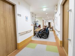 廊下に人がいる様子