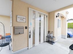 明るいエントランスの外観