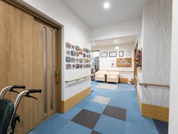 廊下にはゆったりソファー