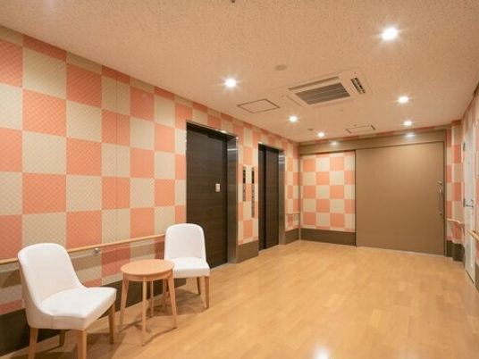 暖色系の壁の廊下空間