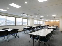 窓のある明るい多目的室
