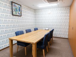 青い壁紙の多目的室