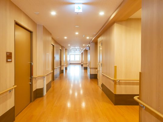 木目調の明るい廊下