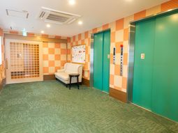 明るい廊下と椅子