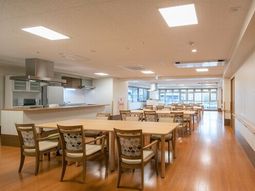 広々とした明るい食堂