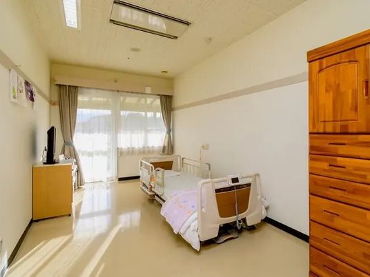 明るい居室のベッド  