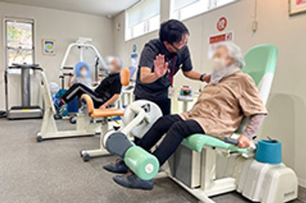 訓練設備と利用者の様子