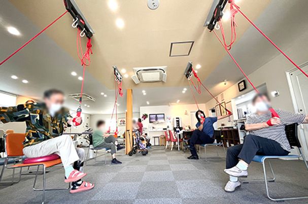 椅子で体操をする人々