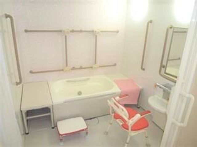 バリアフリー対応の浴室 浴室 手すり完備の清潔な浴室です。快適にお使いいただける工夫がされております。