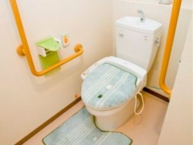 手すり付き清潔なトイレ トイレ 安全に配慮された手すり付きトイレです。清掃が行き届いており、快適にご利用いただけます。
