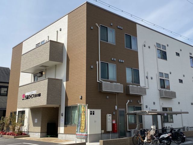 モダンな建物の外観 外観 清潔感溢れる新しい建物は、ゆとりのある駐車スペースを完備しており、来訪者を暖かく迎え入れます。