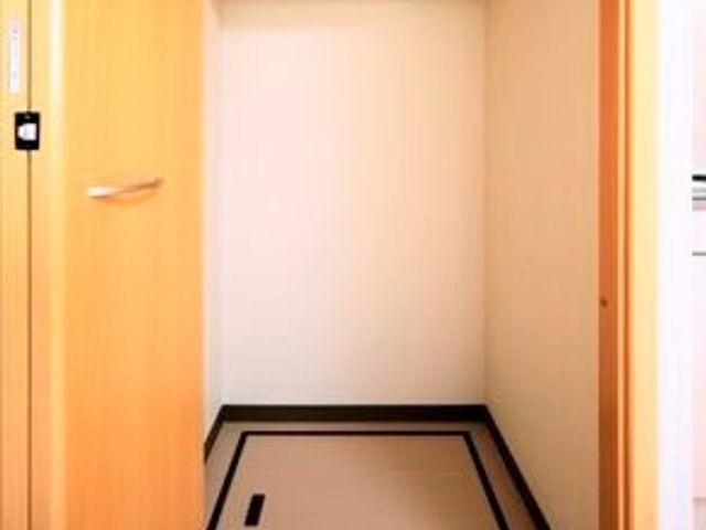 整ったクローゼット空間 設備 ゆとりある収納スペースが配された居室です。整理整頓がしやすく、日々の生活に便利さを提供します。