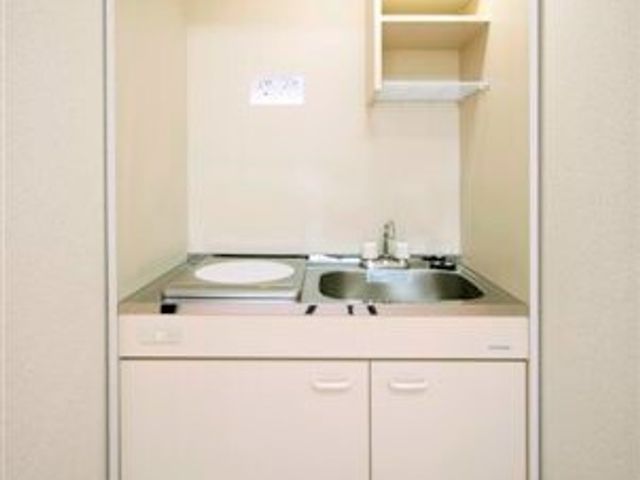 シンプルな室内キッチン キッチン コンパクトで清潔感のあるキッチンスペースです。必要な設備が整っており、日常の料理にも便利にご使用いただけます。