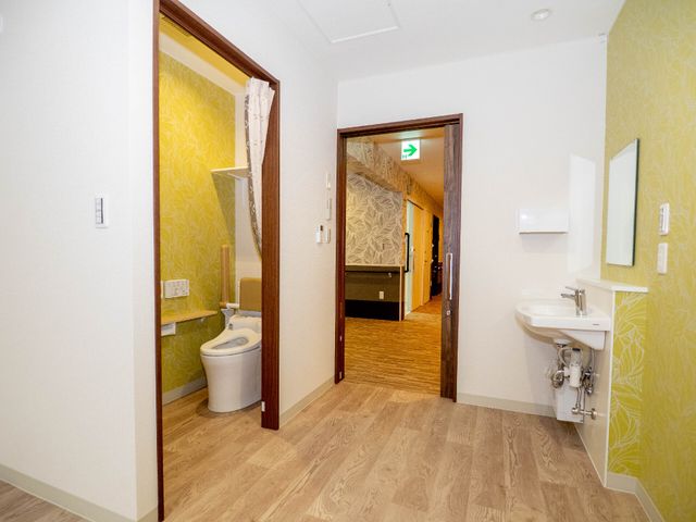 居室入口と共有エリア 居室（トイレあり） 清潔感のあるトイレ付き居室があり、プライバシーを重視した配慮が施されています。廊下も広く、バリアフリーで移動がラクです。