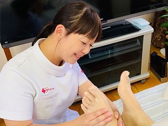 介護職員が足のケアを行う