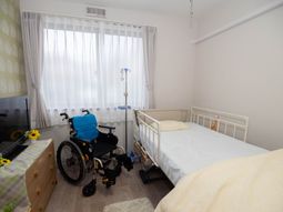 明るい居室の一角