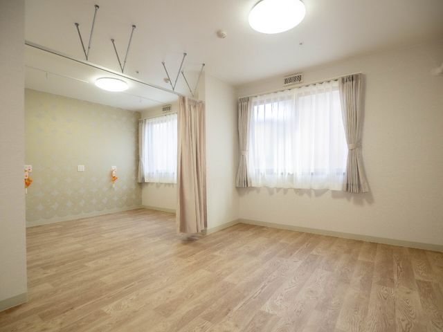 明るい居室の様子 夫婦部屋 ゆとりのある清潔感漂う居室です。自然光が差し込む窓辺では、安らぎのひとときを過ごせます。