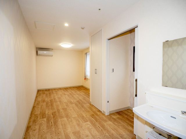 居室の空間 2階 特室 ゆったりとした空間の明るい居室です。個々のニーズに合わせた生活空間が提供されています。