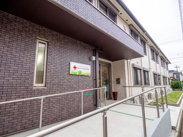 安全な通路の施設外観 玄関 手すり沿いに整備された入り口は、訪れる人への配慮が感じられる外観です。明るく、清潔感のある環境が迎えてくれます。