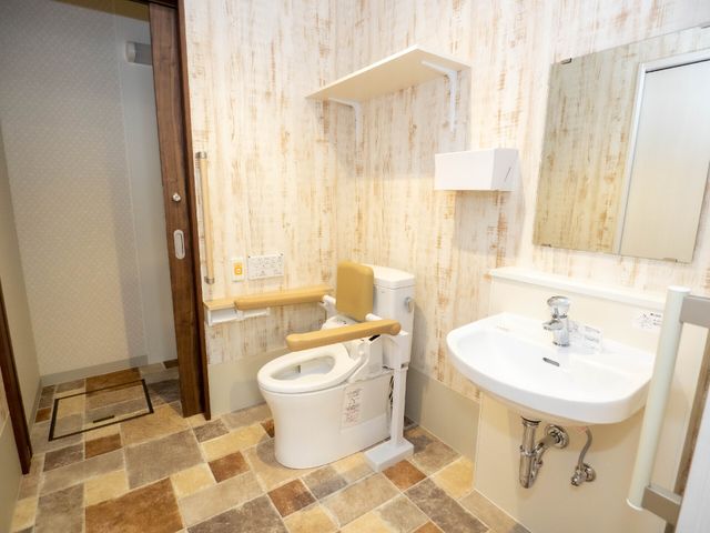 バリアフリー対応のトイレ トイレ 安全に配慮された設備が整ったトイレです。手すりや広々としたスペースで快適にお使いいただけます。