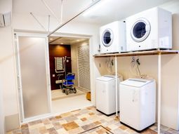 洗濯機と車椅子がある部屋