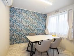 明るい壁紙のダイニングルーム