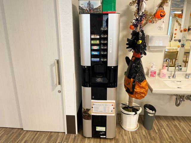 休憩室の飲料機と洗面台 ドリンク 休憩時間にリラックスできる環境が整っており、スタッフの心地よい休息を支えます。