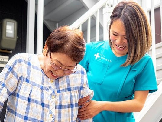 笑顔で手を取り合う様子