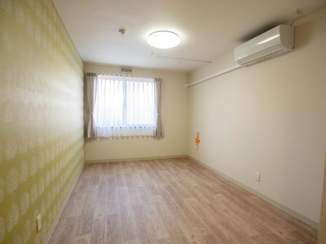 明るい居室の一角 居室（トイレなし） ゆったりとした空間が広がる居室です。窓からは自然光が差し込み、リラックスして過ごすことができます。