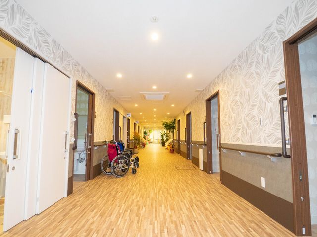 明るく広い廊下 廊下 手すりが設置された通路は、車椅子も楽に通れる広さがあり、安心してご利用いただけます。